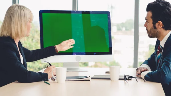 Zakenmensen in de vergaderzaal met groen scherm — Stockfoto