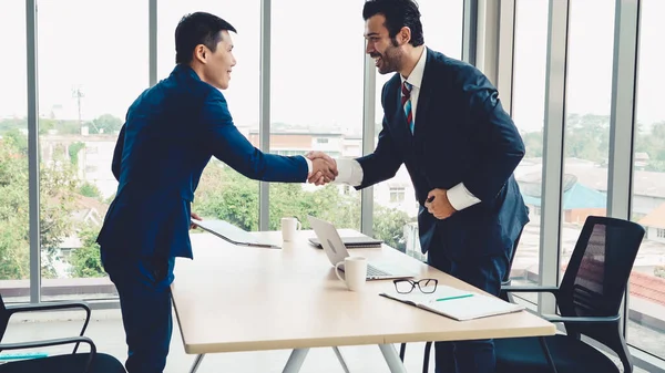 Buscador de emprego e gerente aperto de mão em entrevista de emprego — Fotografia de Stock