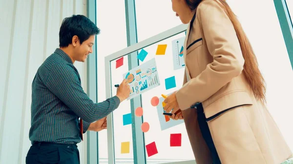 Gli uomini d'affari lavorano al comitato per la pianificazione dei progetti — Foto Stock