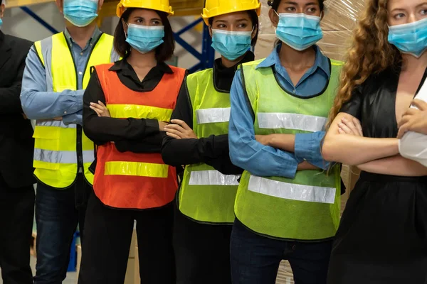 Gruppe von Fabrikarbeitern, die mit Mundschutz arbeiten, um Covid-19 zu verhindern — Stockfoto