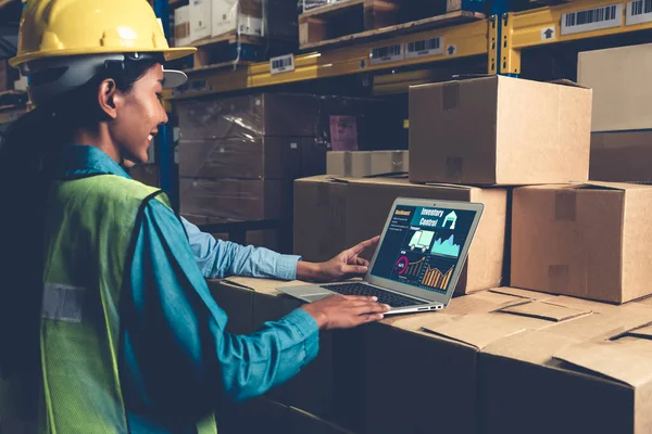 Aplicação de software de gerenciamento de armazém em computador para monitoramento em tempo real — Fotografia de Stock