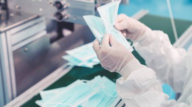 Modern fabrikada yüz maskesi üretim hattı