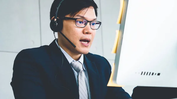 Gente de negocios con auriculares trabajando en la oficina —  Fotos de Stock