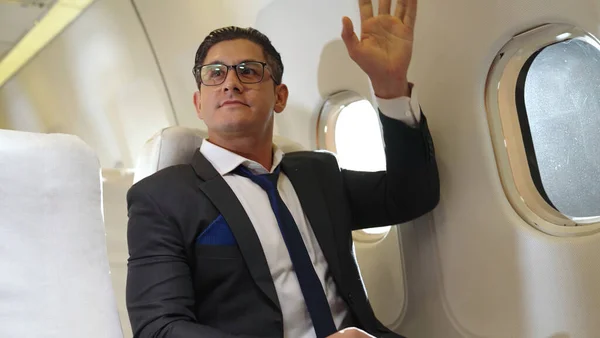Empresário viajar em uma viagem de negócios de avião — Fotografia de Stock