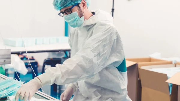 Ansiktsmask produktionslinje i modern fabrik — Stockfoto