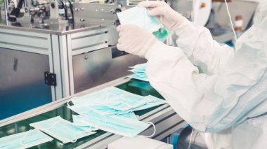 Modern fabrikada yüz maskesi üretim hattı