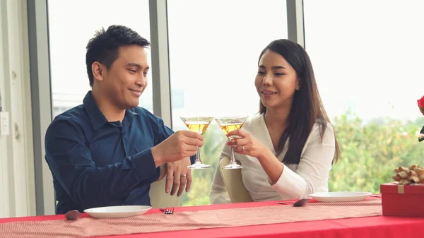 Glückliches romantisches Paar beim Mittagessen im Restaurant — Stockfoto