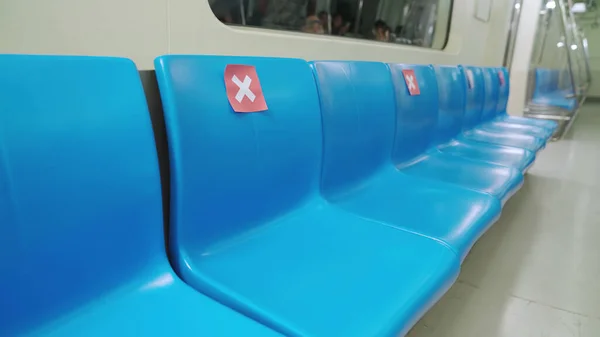 Assento em público em metrô público subterrâneo com sinais de distanciamento social — Fotografia de Stock