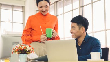 İki iş adamı ofiste proje stratejisi hakkında konuşuyor