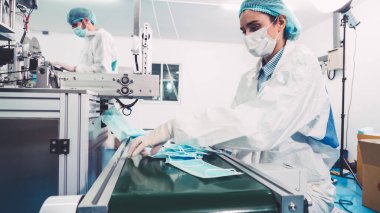 Modern fabrikada yüz maskesi üretim hattı