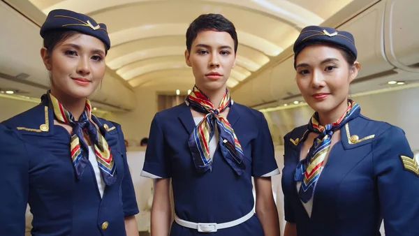 Gruppe von Flugbegleitern oder Stewardessen im Flugzeug — Stockfoto