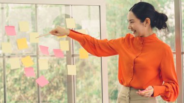 İş adamları proje planlama kurulunda çalışıyor