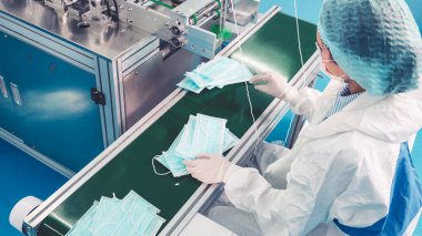 Modern fabrikada yüz maskesi üretim hattı