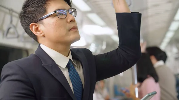 Бізнесмен, використовуючи мобільний телефон на громадському поїзді — стокове фото