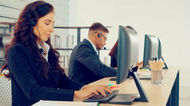 Ofiste çalışan kulaklık takan iş adamları.