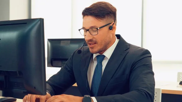 Gente de negocios con auriculares trabajando en la oficina —  Fotos de Stock