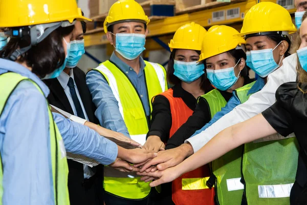 Gruppe von Fabrikarbeitern, die mit Mundschutz arbeiten, um Covid-19 zu verhindern — Stockfoto