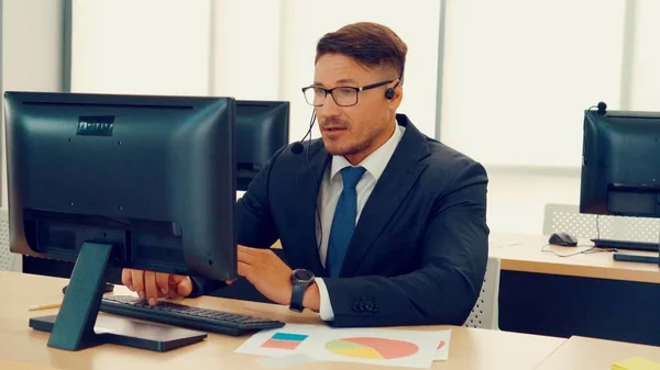 Geschäftsleute mit Headset arbeiten im Büro — Stockfoto