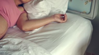 Mutlu hamile bir kadın ve evde bebek bekliyor..