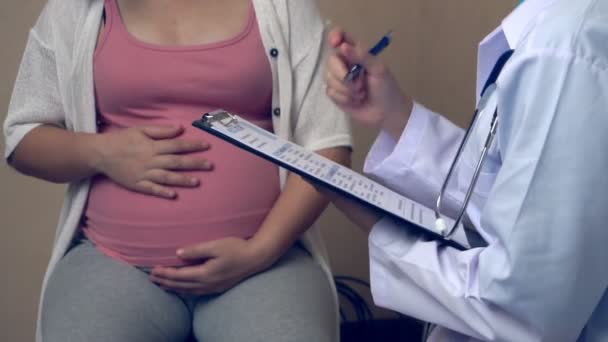 Femme enceinte et gynécologue médecin à l'hôpital — Video