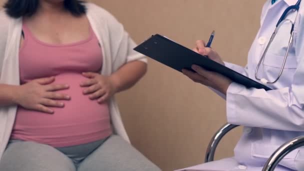 Femme enceinte et gynécologue médecin à l'hôpital — Video