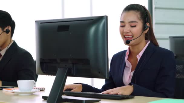 Gente de negocios con auriculares trabajando en la oficina — Vídeos de Stock