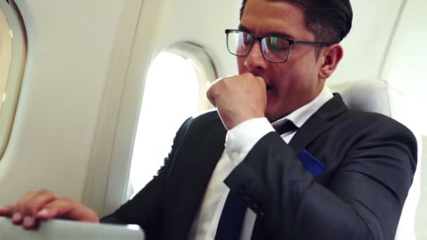 L'uomo d'affari ha succo d'arancia servito da una hostess aerea in aereo — Video Stock