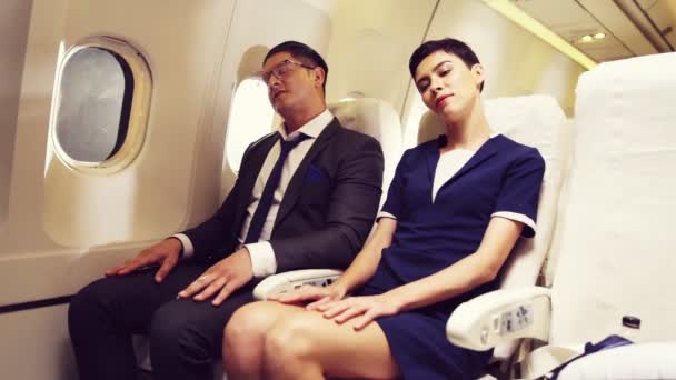 乘客在飞机上伸展肌肉放松 — 图库视频影像