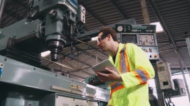 Fabrika işçisi iş arkadaşını güvenlik konusunda uyardı ve ona sert bir şapka verdi.