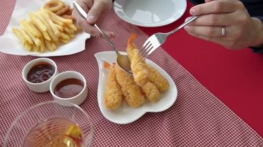 Restoranda yemek yiyen mutlu romantik çift.