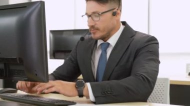 Ofiste çalışan kulaklık takan iş adamları.