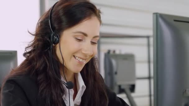 Gente de negocios con auriculares trabajando en la oficina — Vídeo de stock