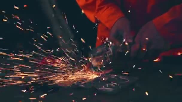 プロの機械工は鋼金属を切断している. — ストック動画
