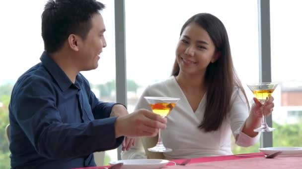 Ευτυχισμένο ρομαντικό ζευγάρι τρώει μεσημεριανό γεύμα στο εστιατόριο — Αρχείο Βίντεο