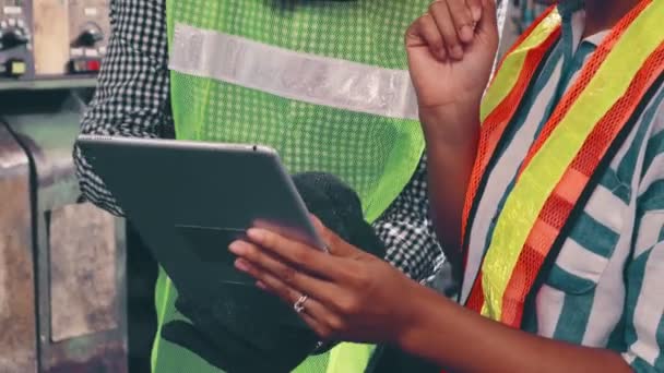 Grupo de trabalhadores da fábrica usando equipamentos de máquinas na oficina da fábrica — Vídeo de Stock