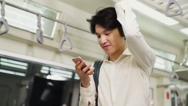 電車の中で携帯電話を使うビジネスマン — ストック動画