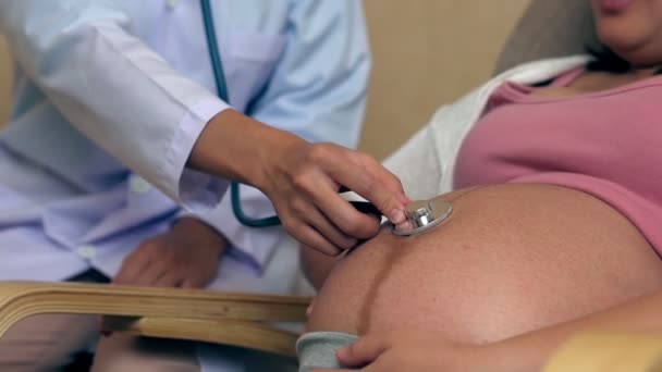 Femme enceinte et gynécologue médecin à l'hôpital — Video