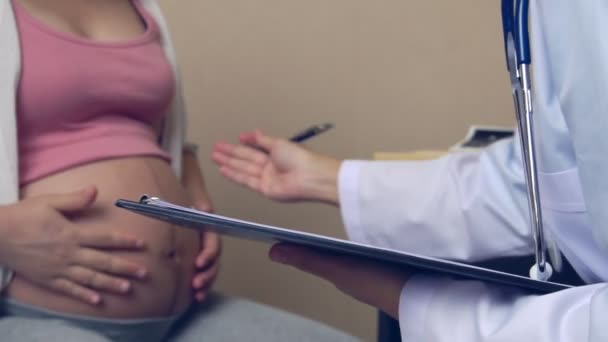 Gravid kvinna och gynekolog doktor vid sjukhuset — Stockvideo