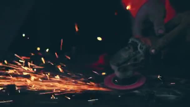 Mecánico profesional está cortando metal de acero. — Vídeo de stock