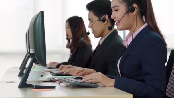 Geschäftsleute mit Headset arbeiten im Büro — Stockvideo