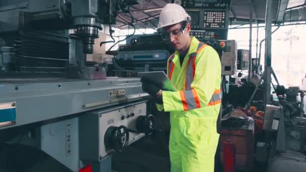 Trabajador de fábrica inteligente usando máquina en taller de fábrica — Vídeos de Stock