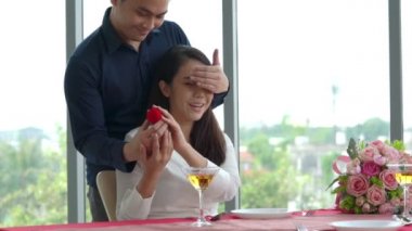 Restoranda yemek yiyen mutlu romantik çift.