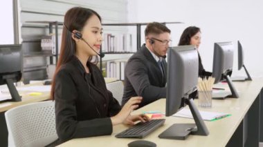 Ofiste çalışan kulaklık takan iş adamları.