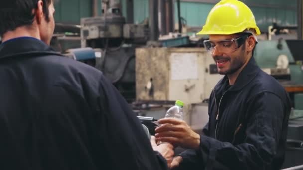 Втомлені робітники заводу роблять перерву і розмовляють з колегою на заводі — стокове відео