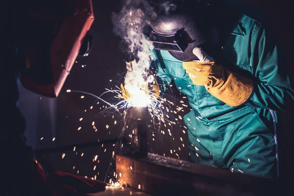 Metalen lassen staalfabrieken met behulp van elektrische boog lassen machine — Stockfoto