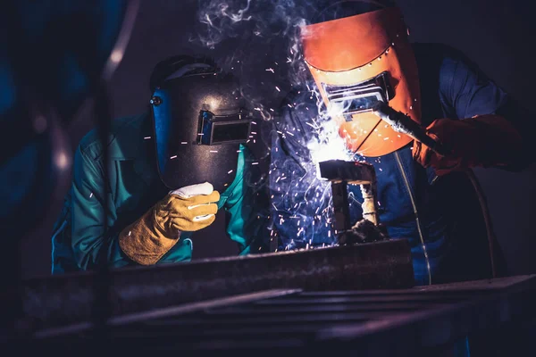 Metalen lassen staalfabrieken met behulp van elektrische boog lassen machine — Stockfoto