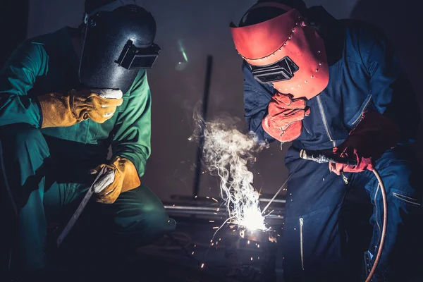 Travaux de soudage des métaux en acier utilisant une machine de soudage à l'arc électrique — Photo