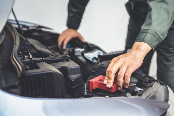 Professionel mekaniker hånd giver bil reparation og vedligeholdelse service - Stock-foto