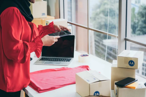 Çevrimiçi satıcı ev ofisinde çalışıyor ve teslimat kutusunu müşteriye paketliyor.. — Stok fotoğraf
