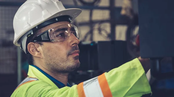 Travailleur d'usine intelligent utilisant la machine dans l'atelier d'usine — Photo